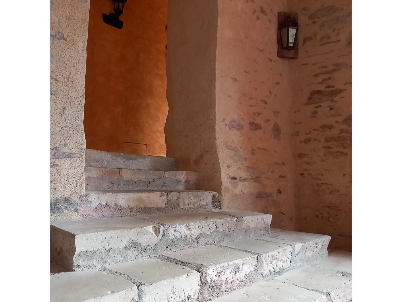 Escalier en pierre menant aux espaces nuit