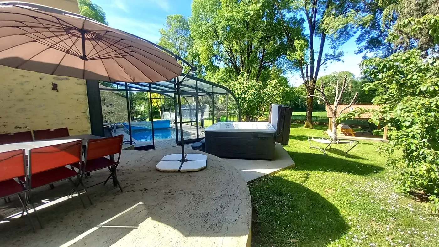 Un coin de détente privilégié avec piscine couverte, spa et terrasse ombragée, au cœur d’un jardin verdoyant… parfait pour se ressourcer en toute tranquillité