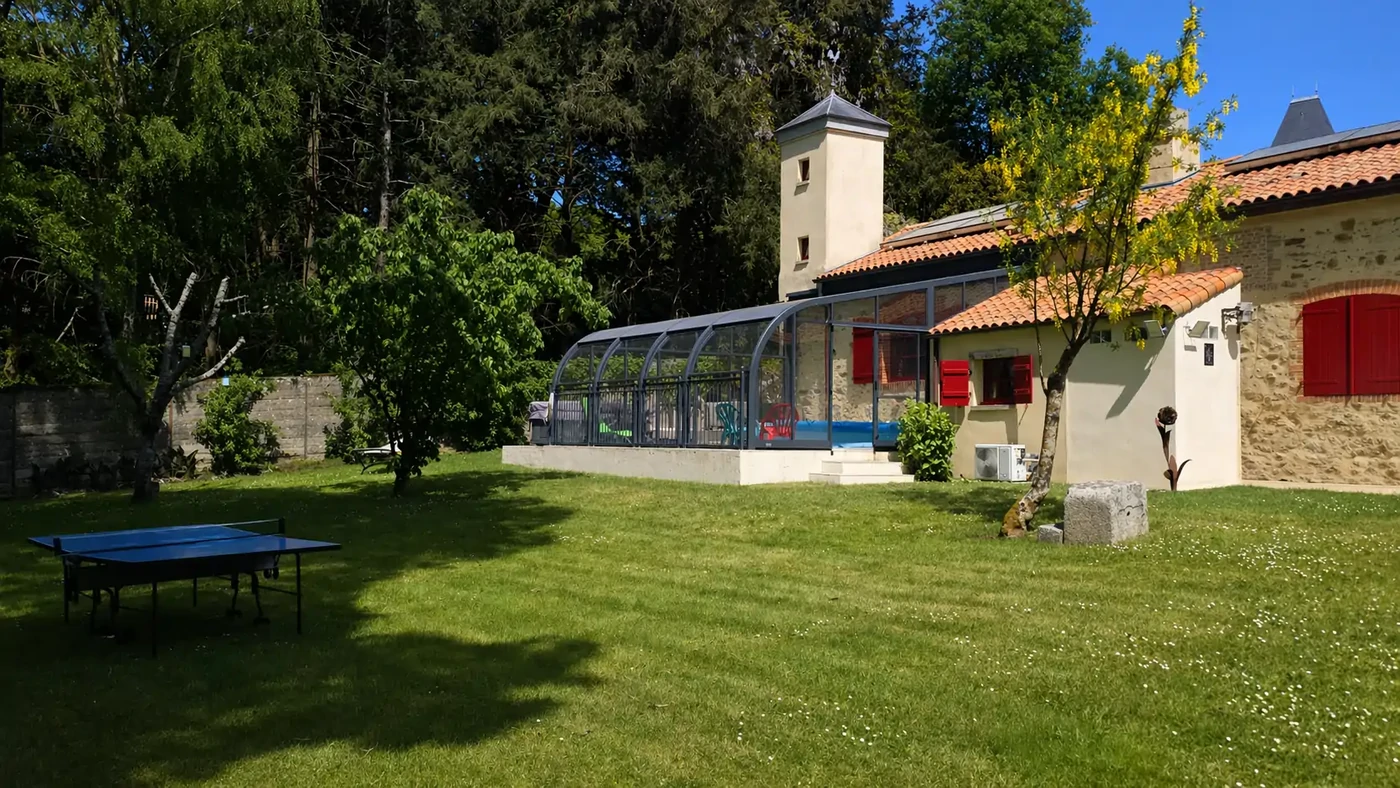 Piscine couverte, chauffée et sécurisée, accessible d’avril à octobre pour en profiter quelle que soit la météo