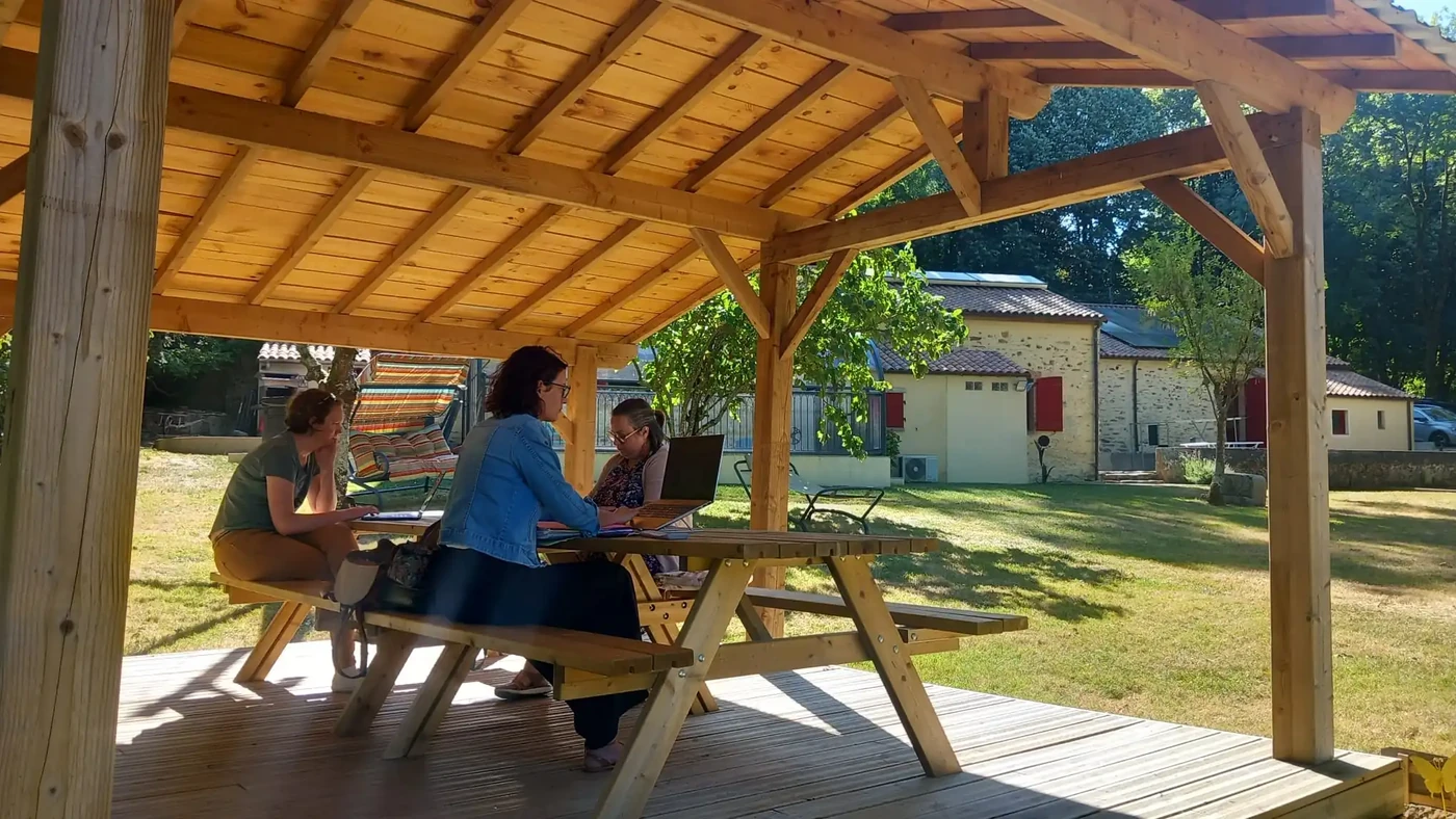🌿 Travailler au vert, dans un cadre inspirant et propice à la concentration.
