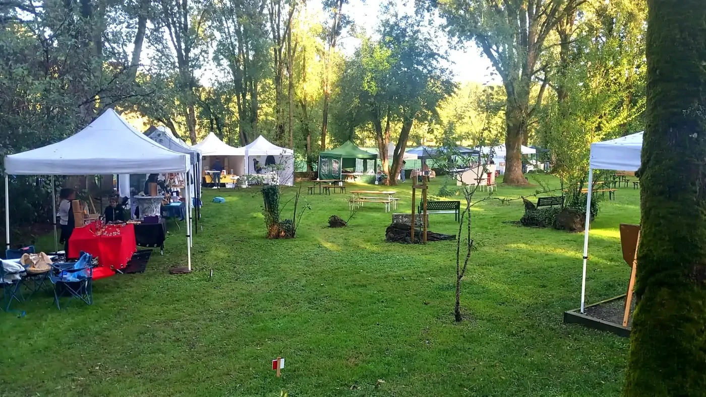 Artisans et exposants de Vendée installés dans le parc du gîte à Rocheservière