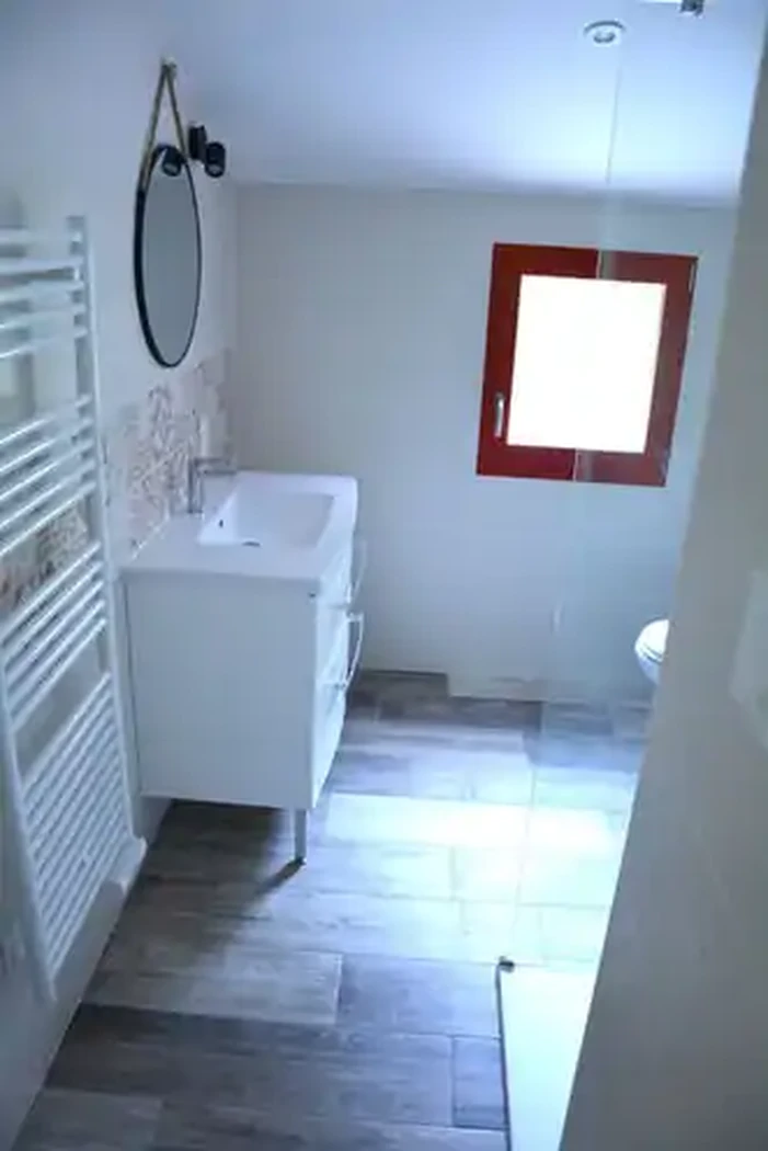 Salle d’eau privative attenante à la chambre "Minoterie", moderne et lumineuse