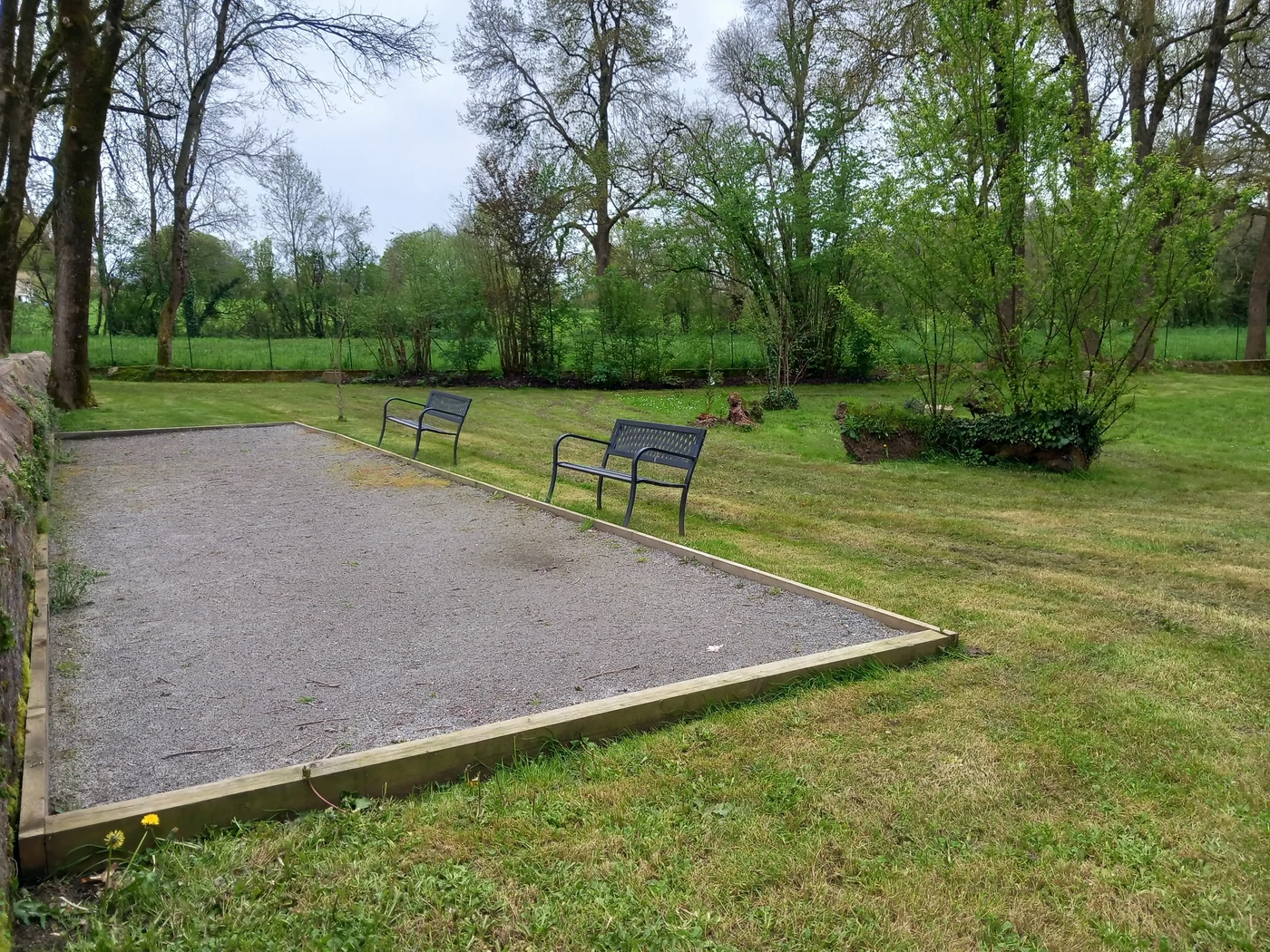 Terrain de pétanque pour des parties conviviales entre amis ou en famille